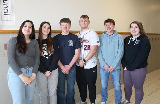 6 HS students standing in a group